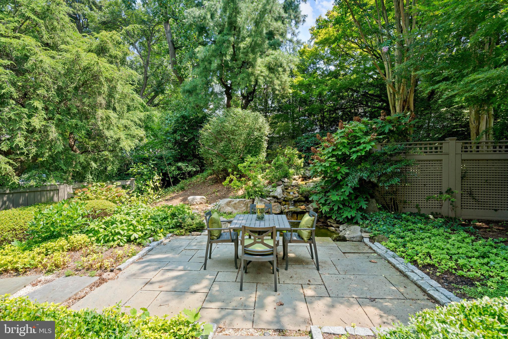 3025 University Ter NW