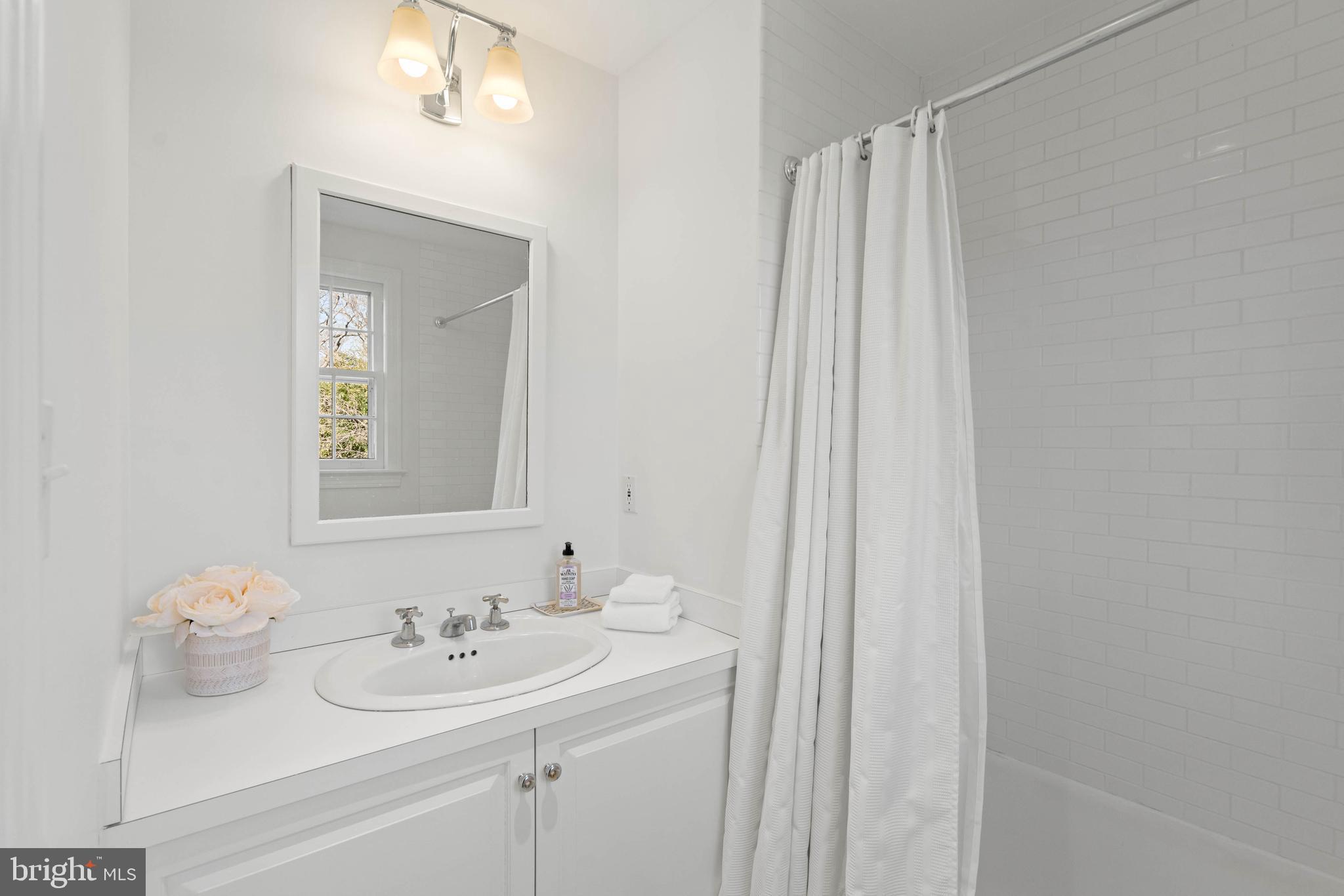 3549 Springland Ln NW