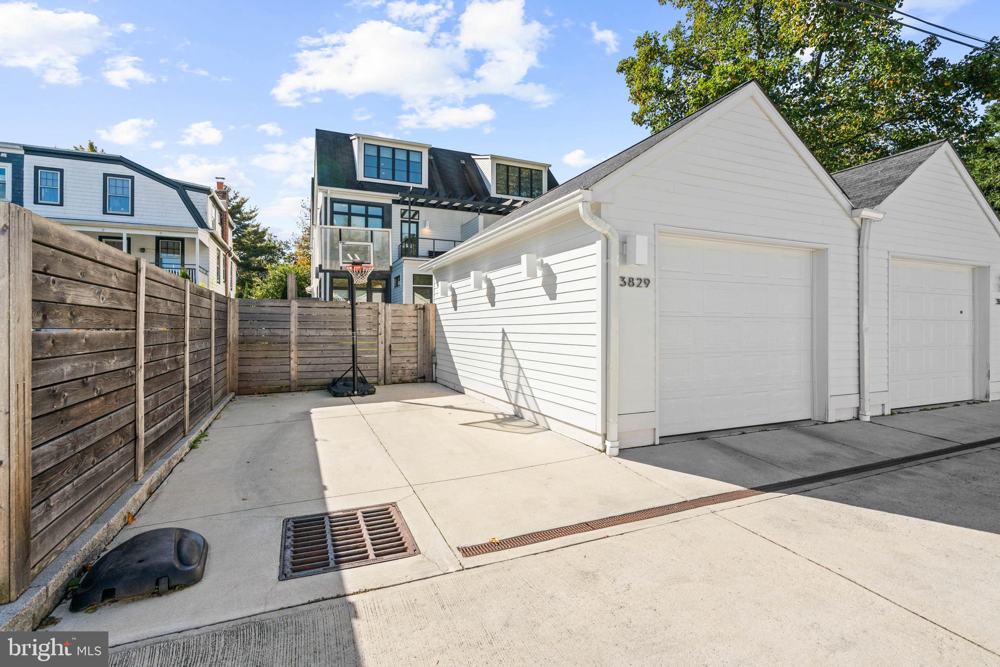 3829 Livingston St NW