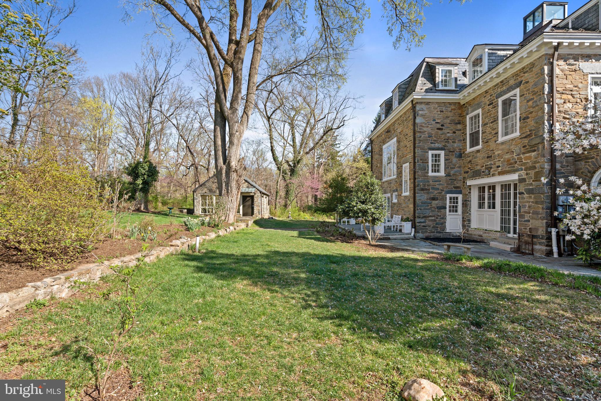 2325 Porter St NW