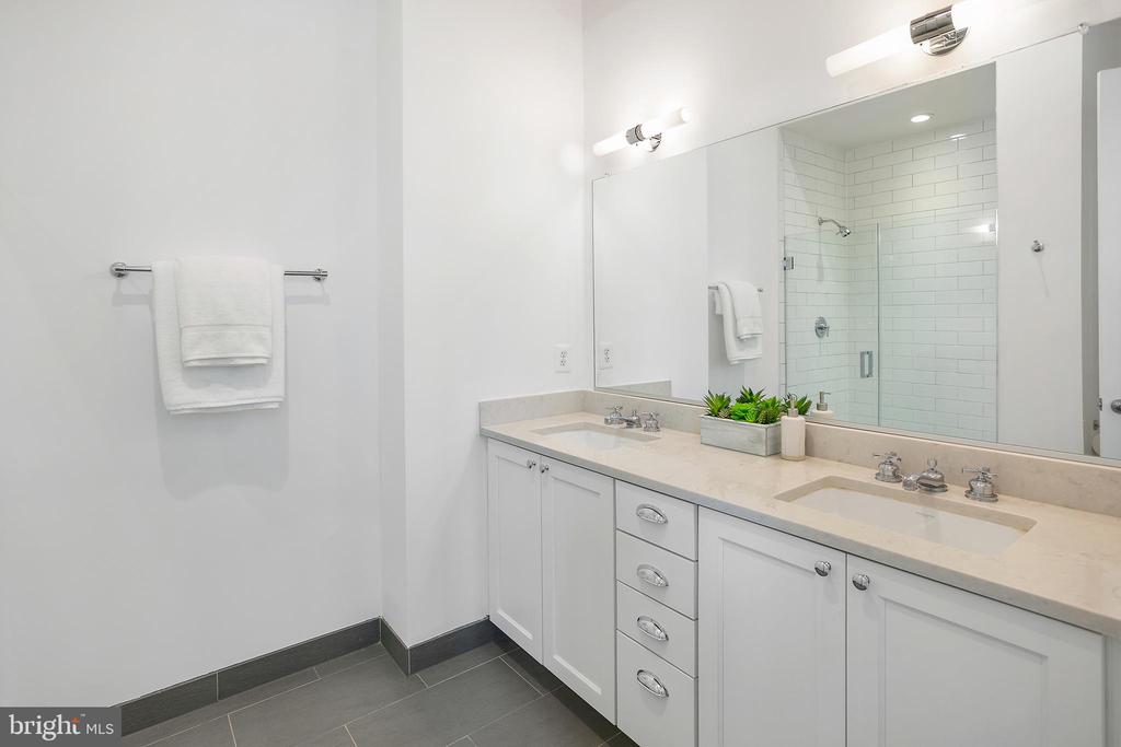 901 D St NE #102