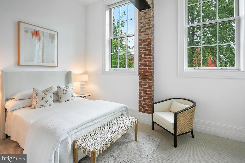 901 D St NE #102