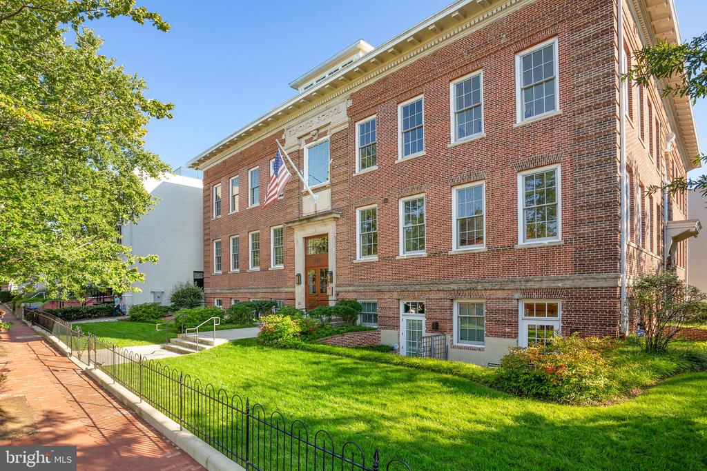 901 D St NE #102