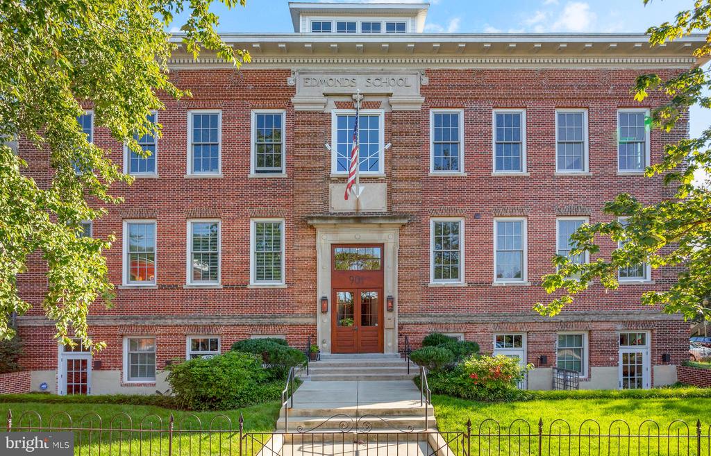 901 D St NE #102