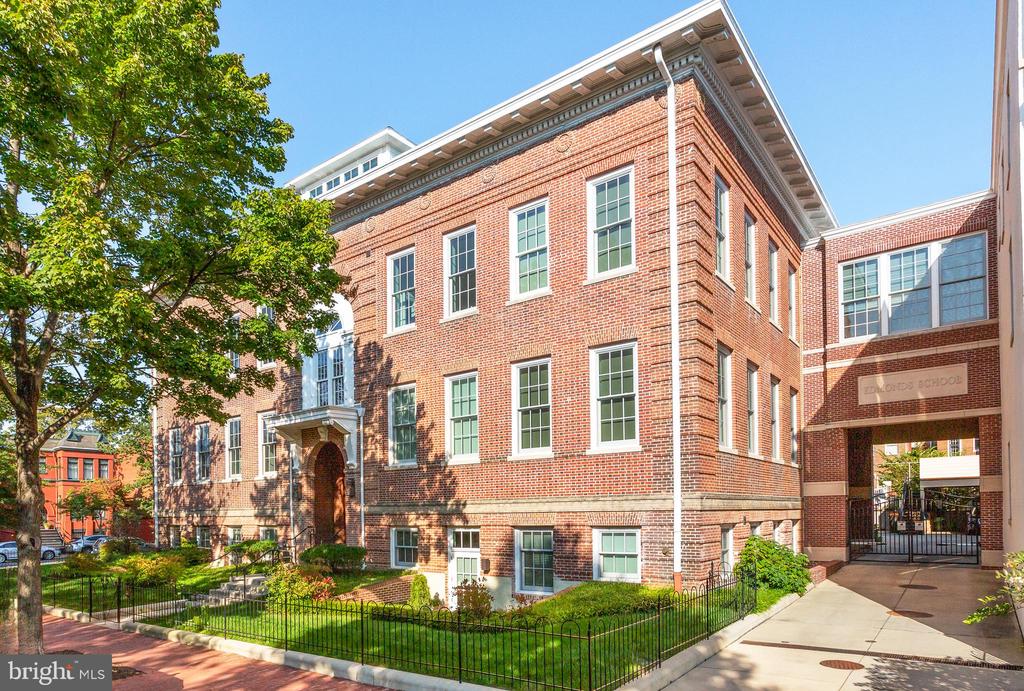 901 D St NE #102