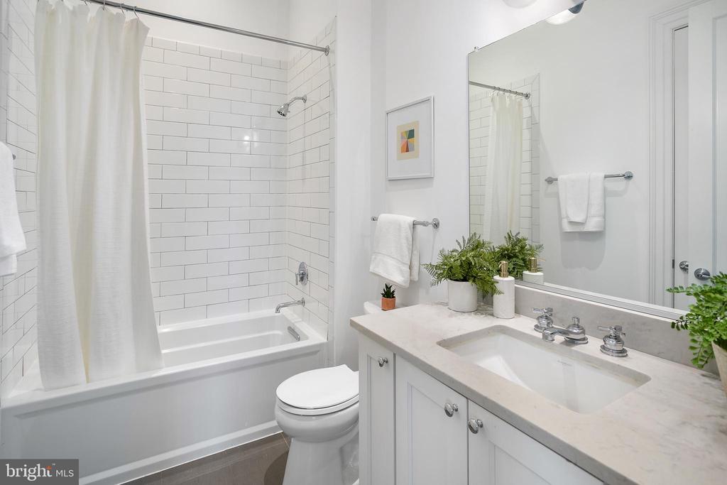 901 D St NE #102
