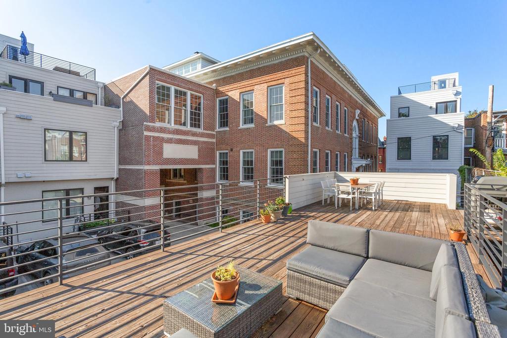 901 D St NE #102
