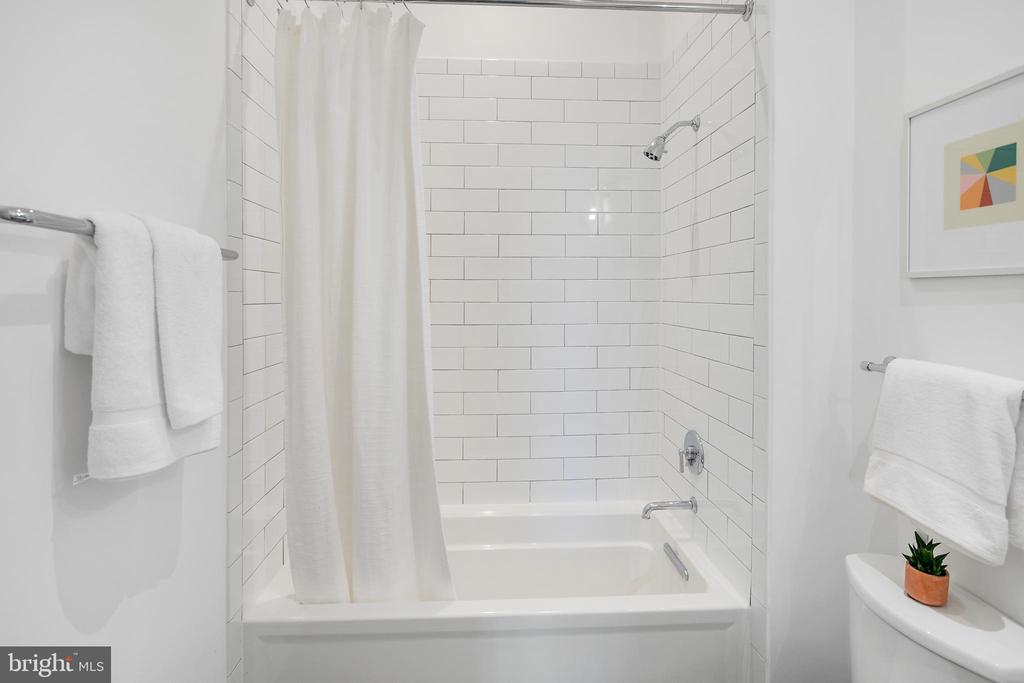 901 D St NE #102