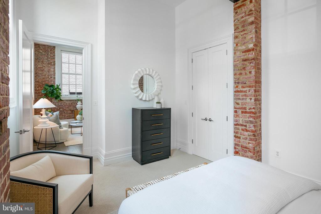 901 D St NE #102