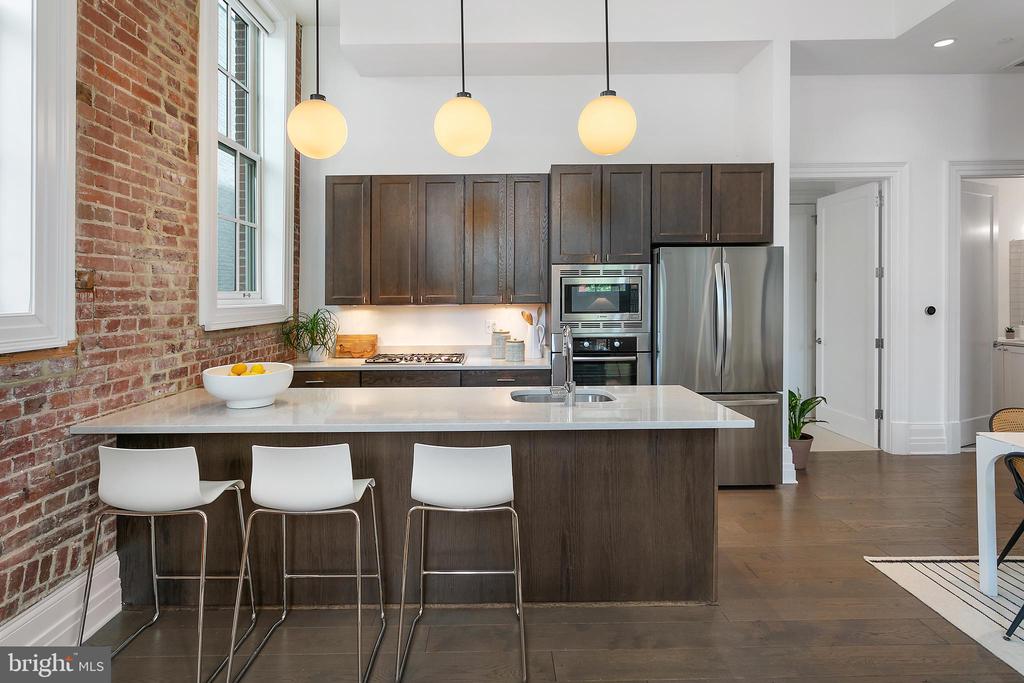 901 D St NE #102