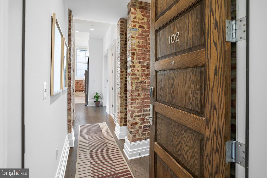 901 D St NE #102