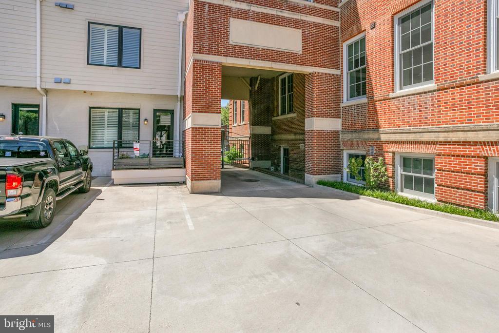 901 D St NE #102