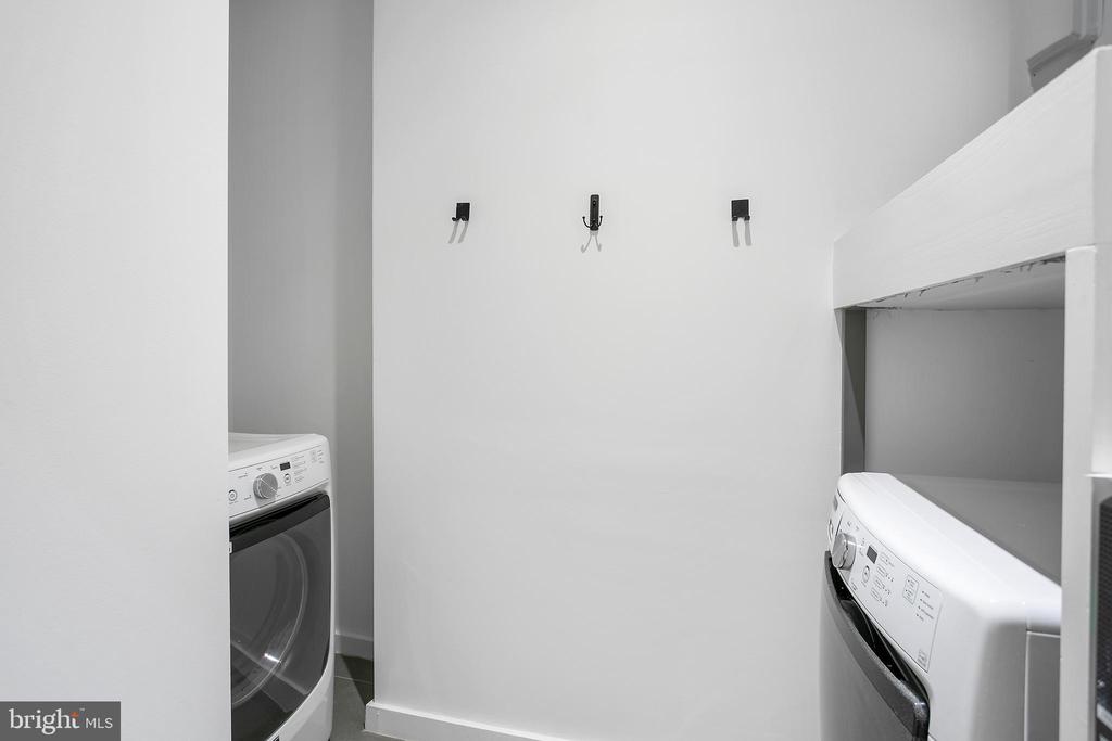 901 D St NE #102