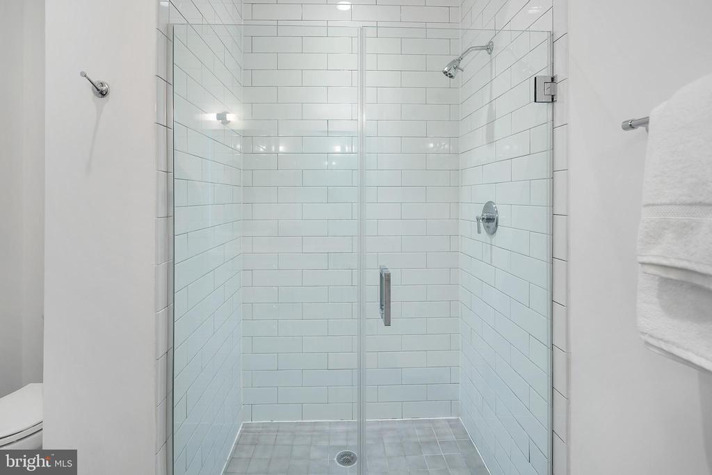 901 D St NE #102