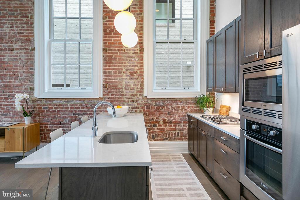 901 D St NE #102