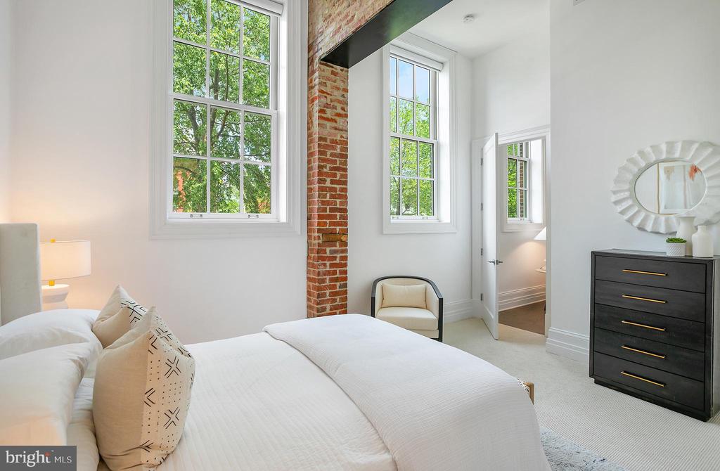 901 D St NE #102