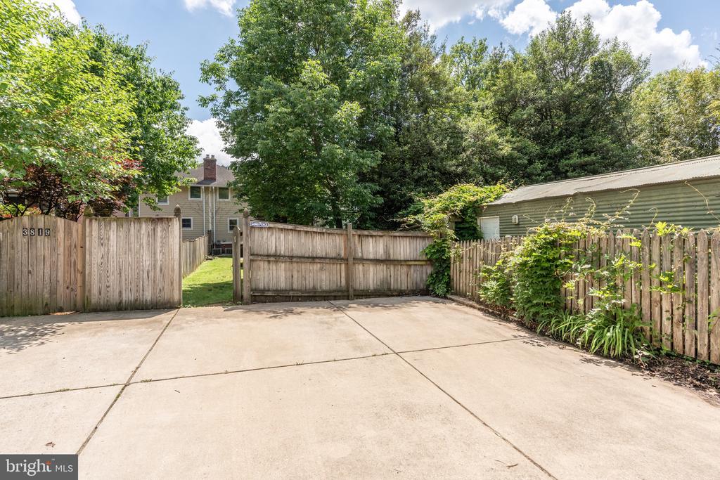 3819 1/2 WOODLEY RD NW