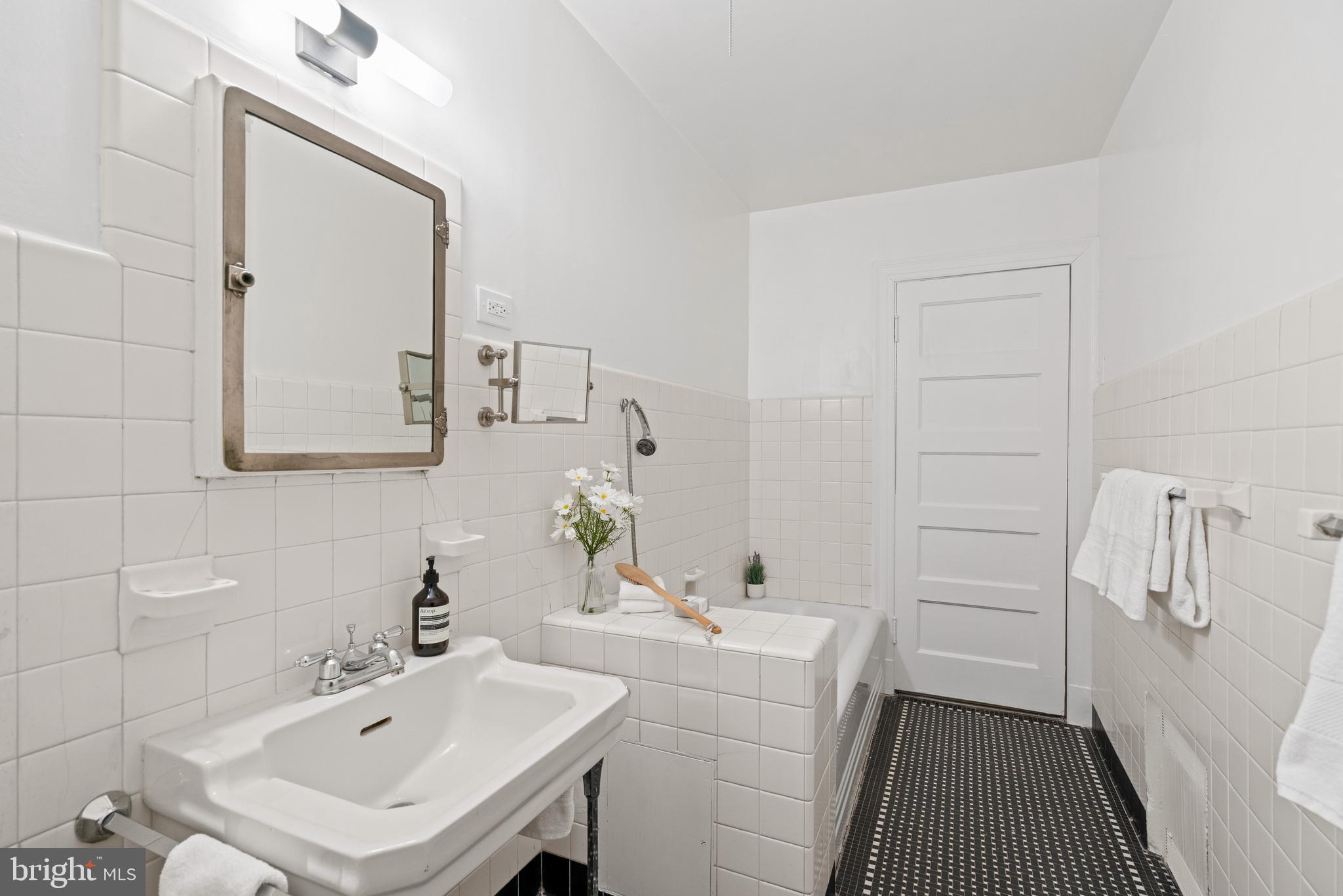 2214 WYOMING AVENUE NW