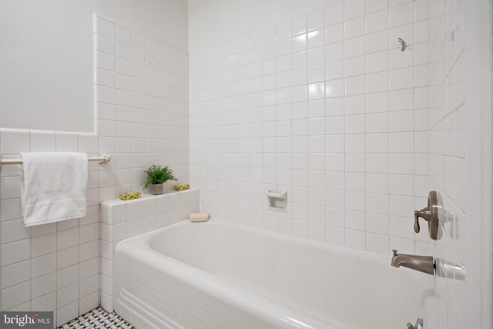 2214 WYOMING AVENUE NW