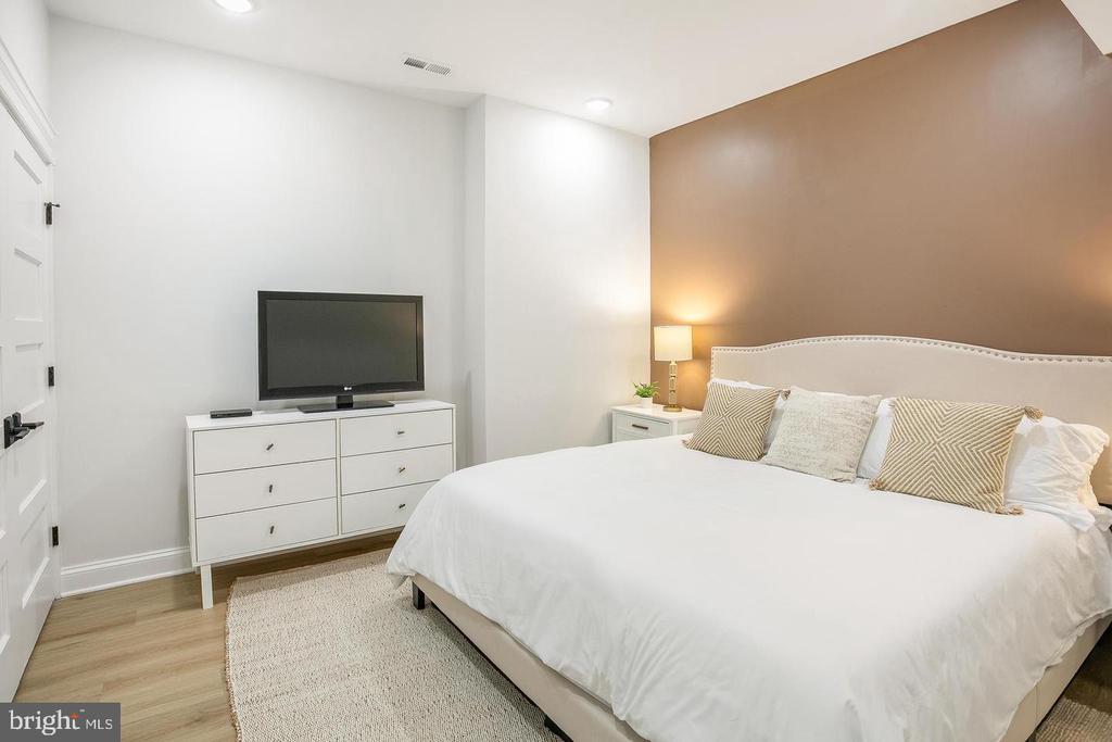 3569 WARDER STREET NW Unit: 5