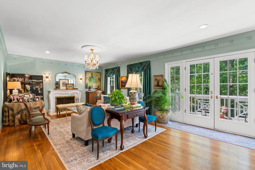 8 FARMINGTON COURT