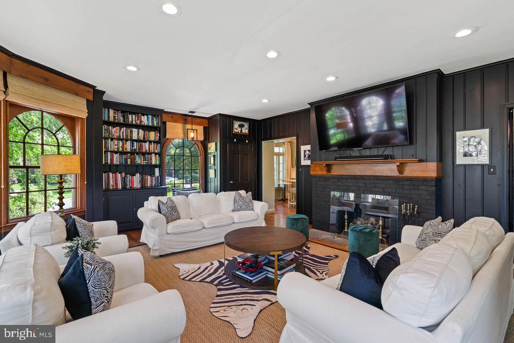 8 FARMINGTON COURT