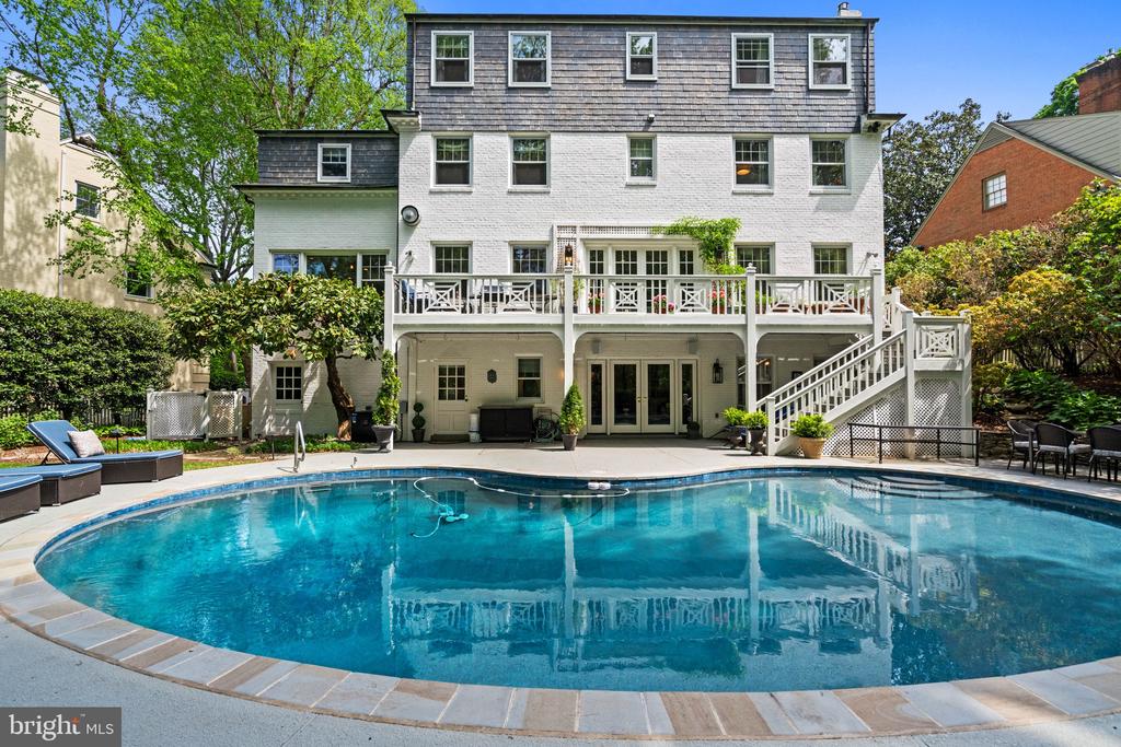 8 FARMINGTON COURT