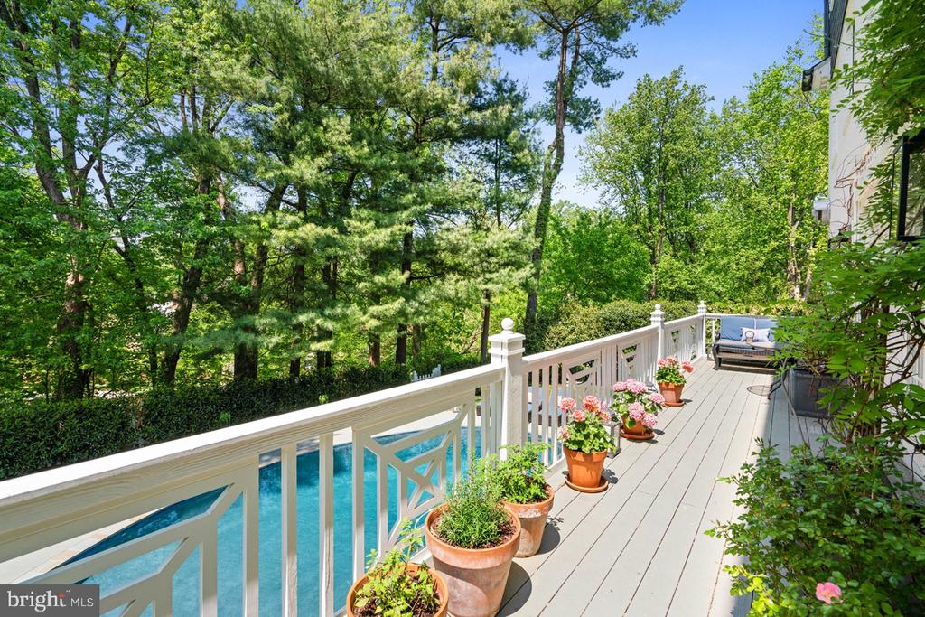 8 FARMINGTON COURT