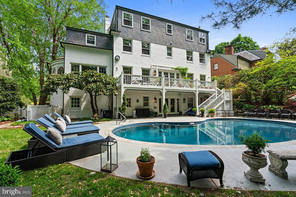 8 FARMINGTON COURT