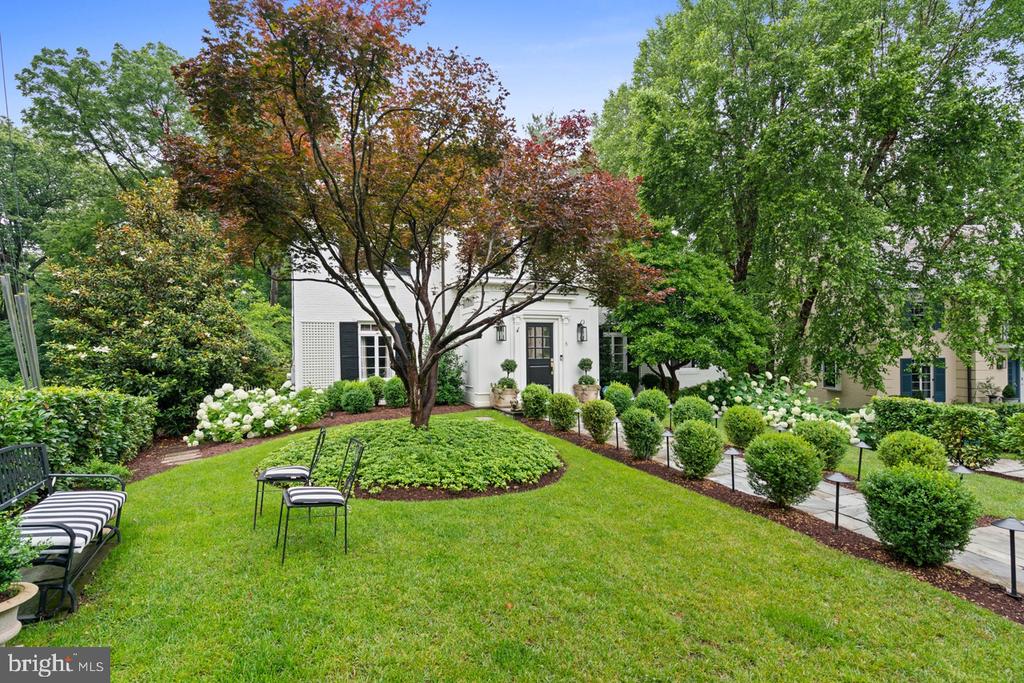 8 FARMINGTON COURT