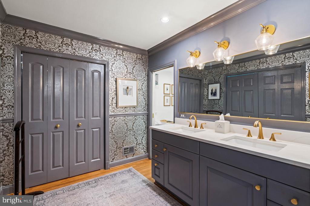 8 FARMINGTON COURT