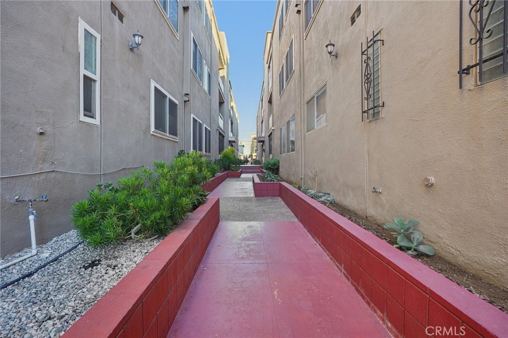 320 E Spruce