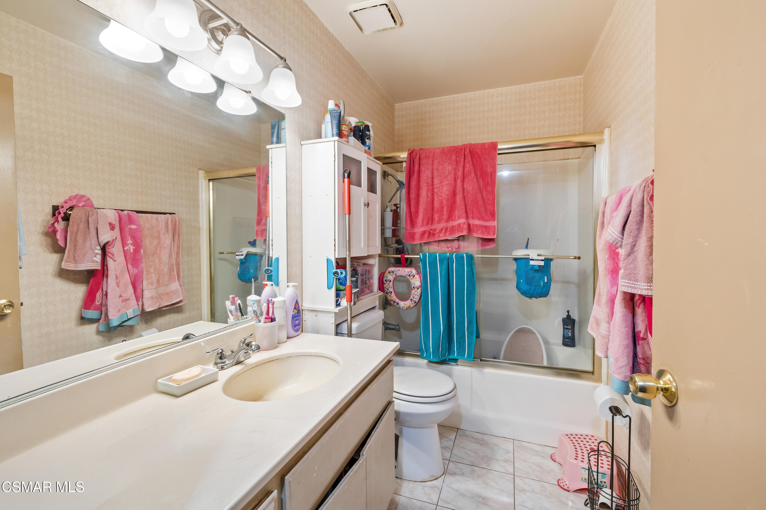 12521 Bradley Avenue, 3