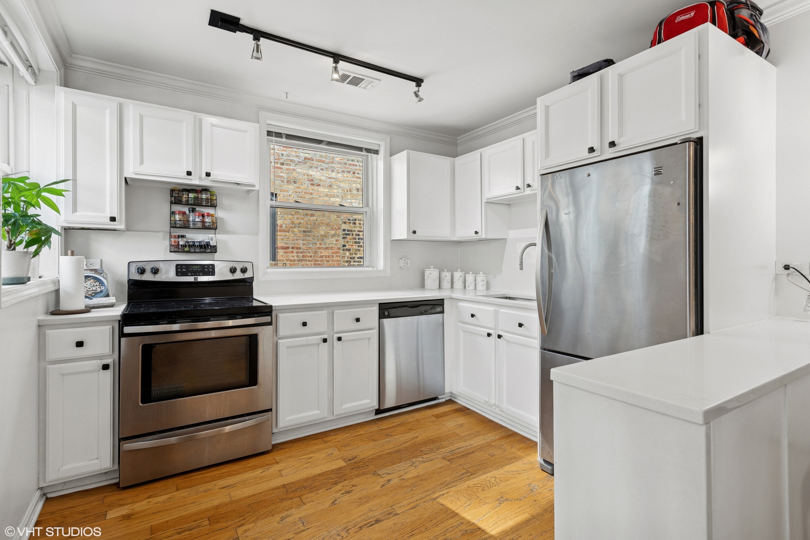 935 W Gunnison Street Unit: 3W