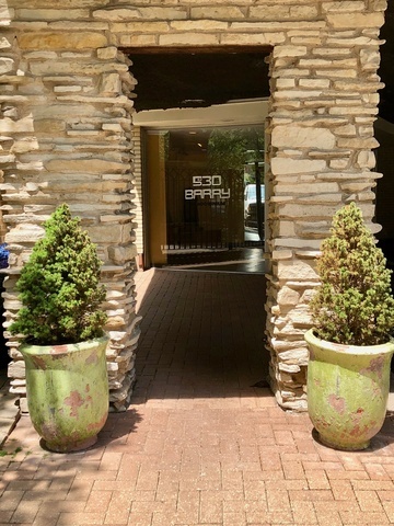 530 W Barry Avenue Unit: 4H