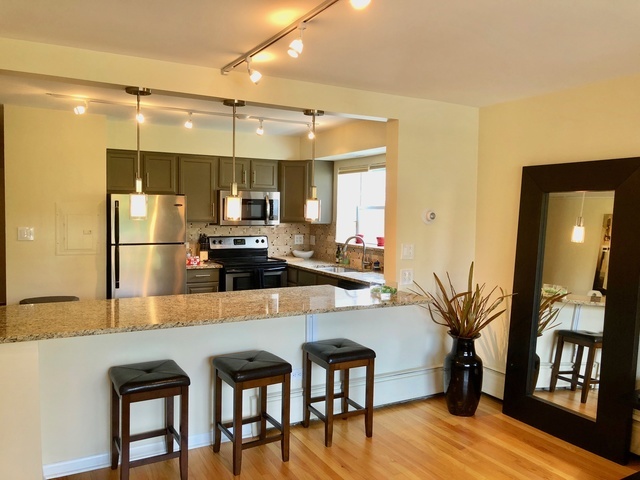 530 W Barry Avenue Unit: 4H