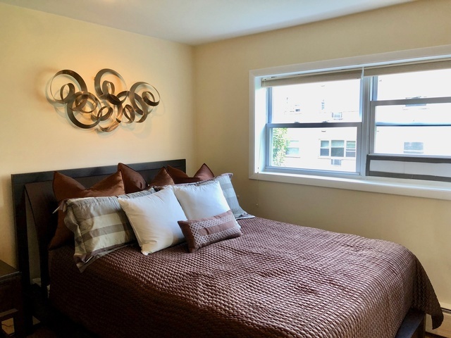 530 W Barry Avenue Unit: 4H