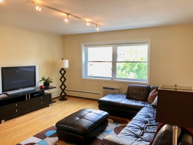 530 W Barry Avenue Unit: 4H