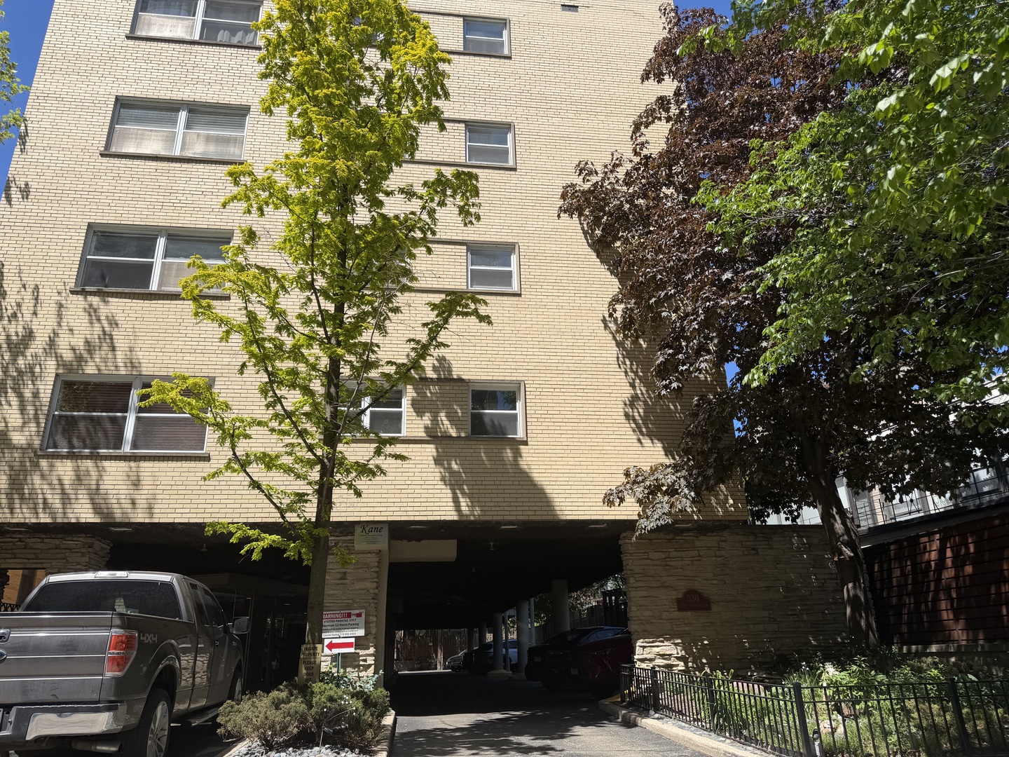 530 W Barry Avenue Unit: 4H
