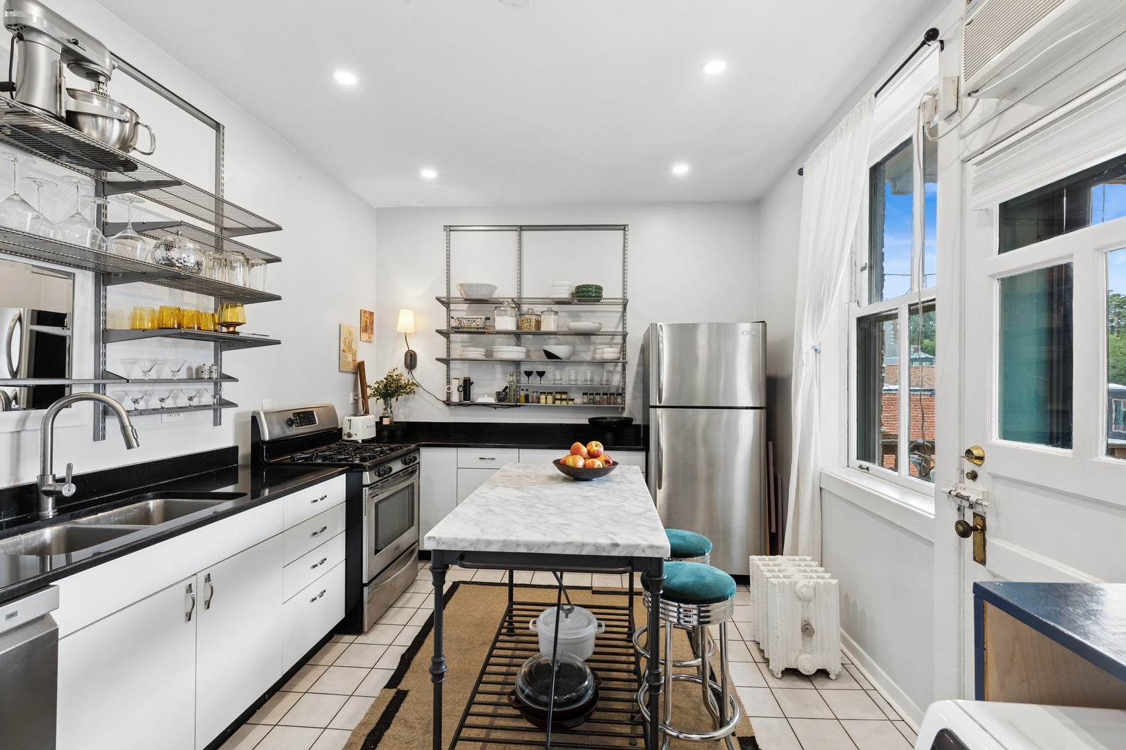 442 W Dickens Avenue Unit: 3