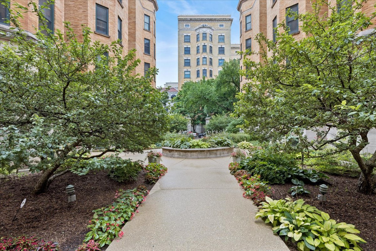 550 W SURF Street Unit: 104