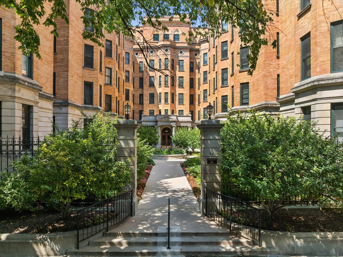 550 W SURF Street Unit: 104
