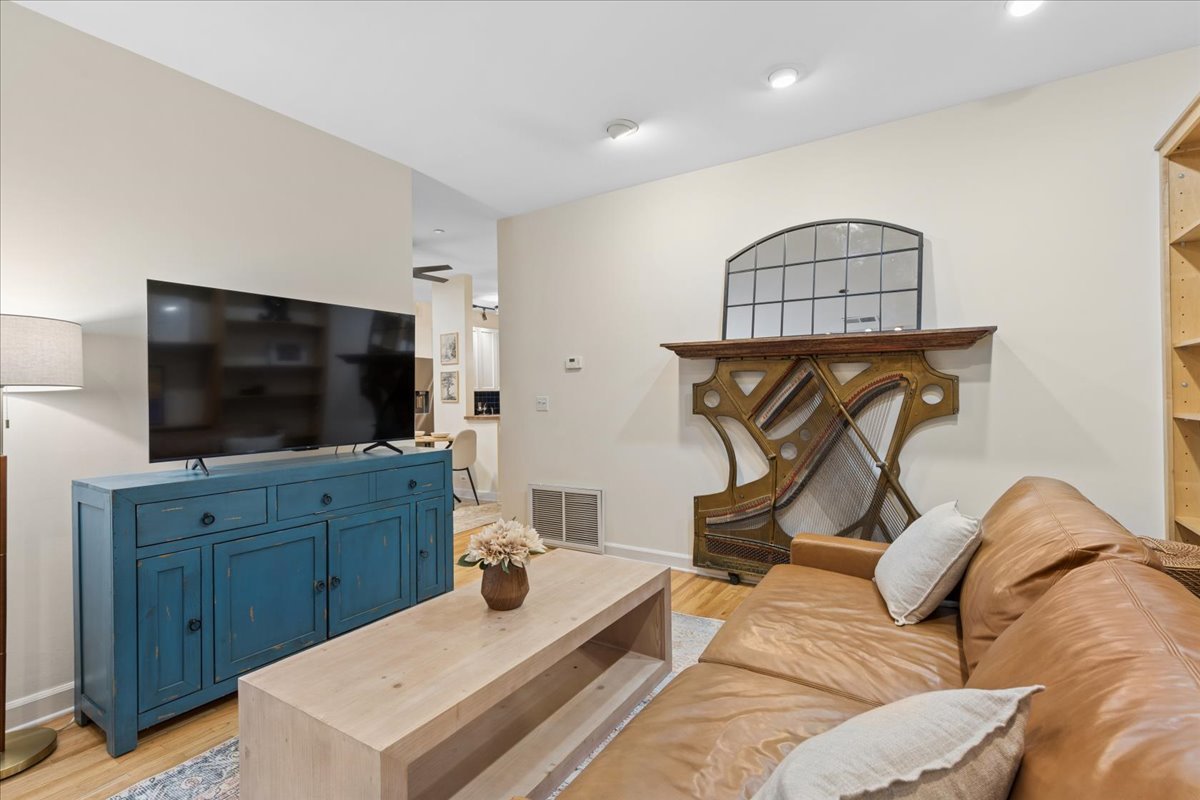 550 W SURF Street Unit: 104