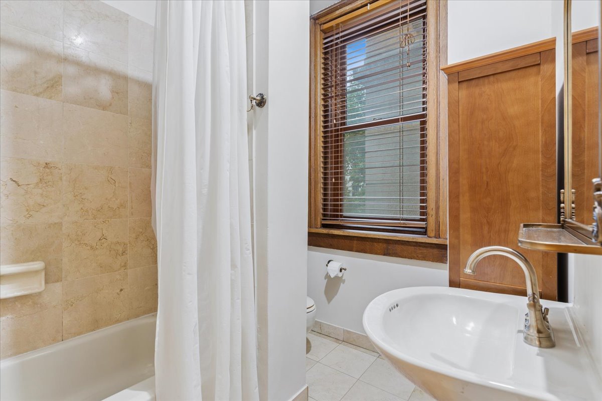 550 W SURF Street Unit: 104