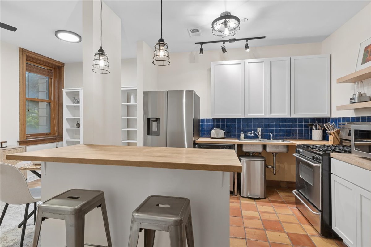 550 W SURF Street Unit: 104