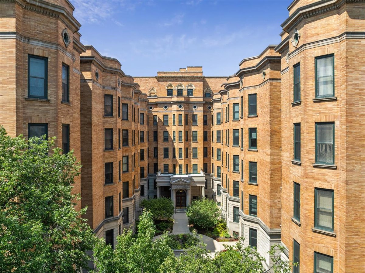550 W SURF Street Unit: 104