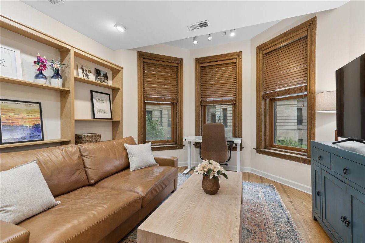 550 W SURF Street Unit: 104