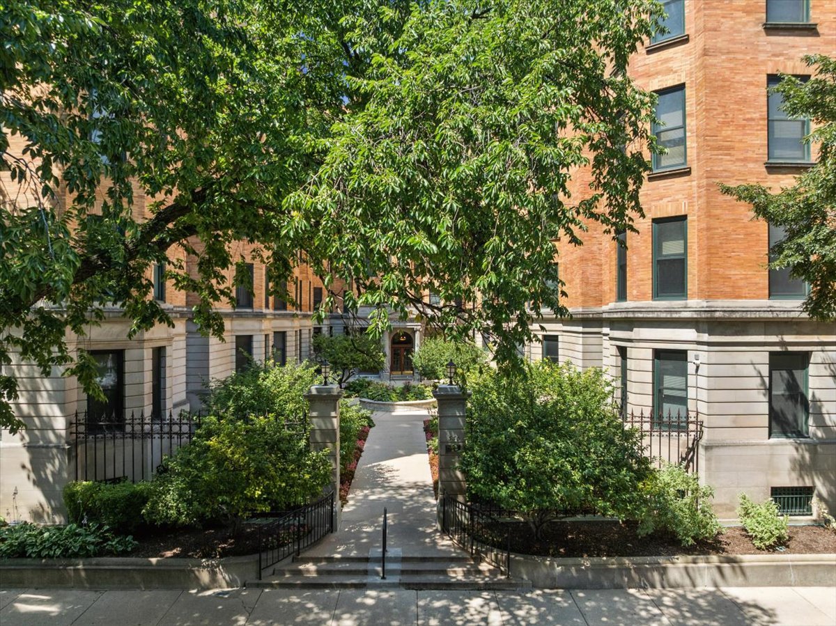 550 W SURF Street Unit: 104