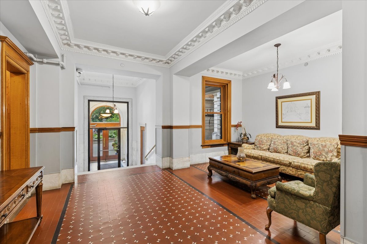 550 W SURF Street Unit: 104