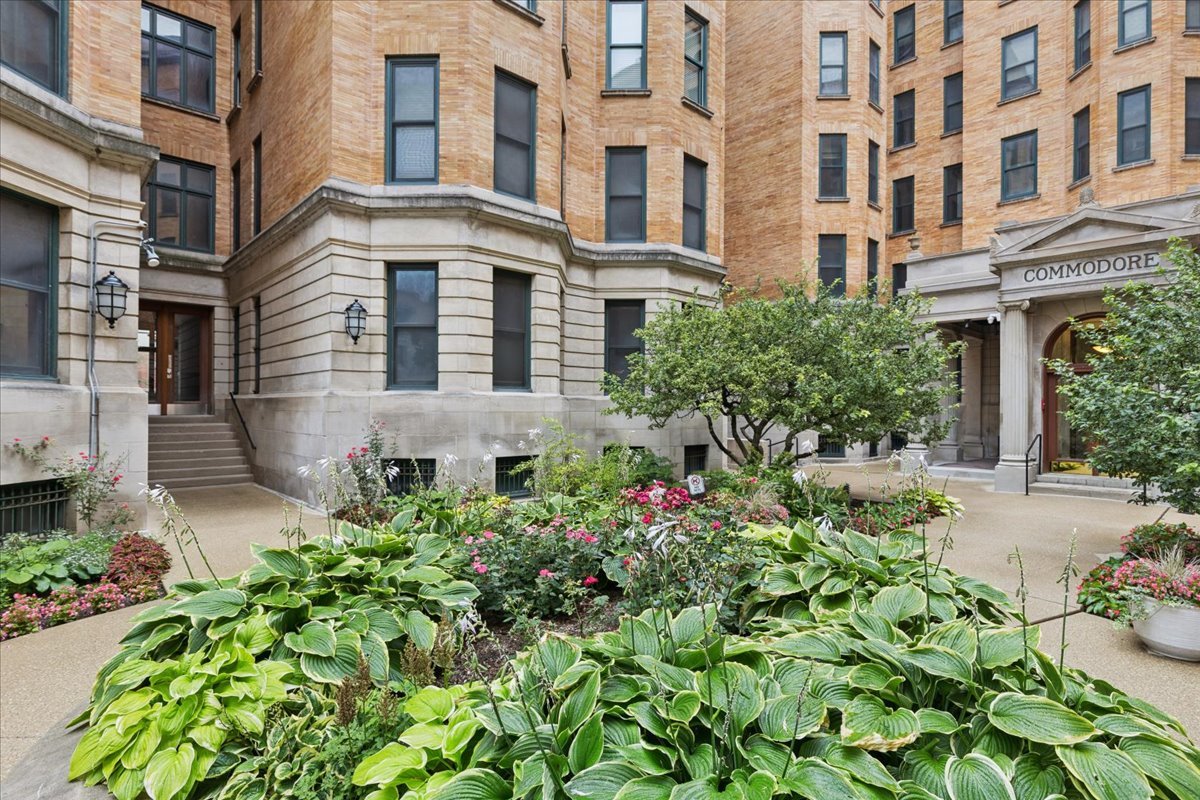 550 W SURF Street Unit: 104